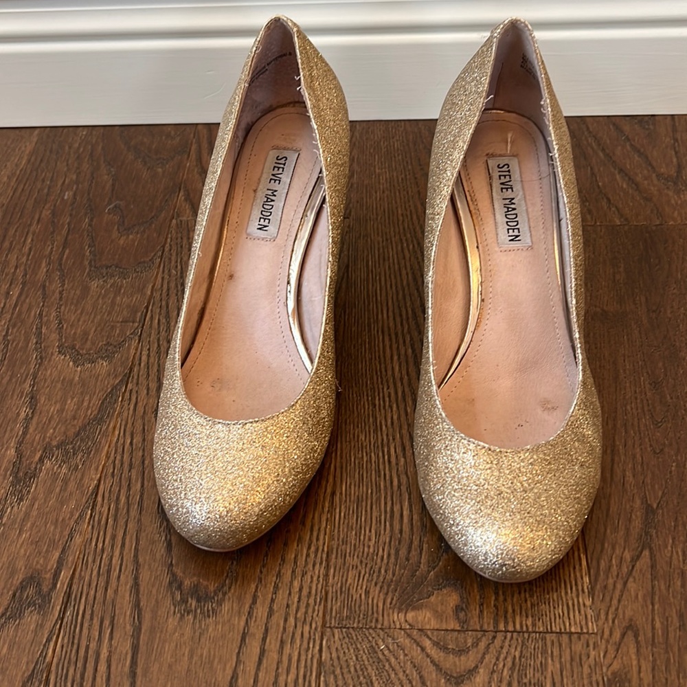 Steve Madden Gold glitter pumps